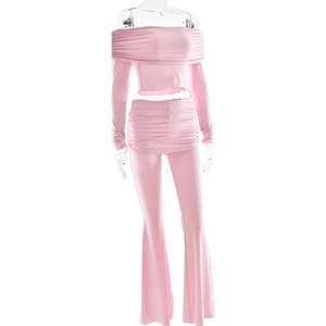 Détail de l'ensemble top court rose à épaules dénudées et pantalon évasé froncé