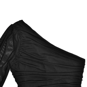 Gros plan d'une robe noire à une épaule avec texture en maille et détails plissés élégants