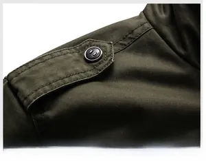 Nahaufnahme der Schulterklappen an einer olivgrünen Herrenjacke im Military-Stil