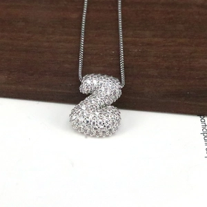 Nahaufnahme vom silbernen Buchstaben-S-Anhänger mit Zirkonia-Besatz an Schlangenkette