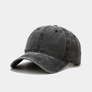 Vue latérale d'une casquette de baseball vintage grise délavée en coton vieilli