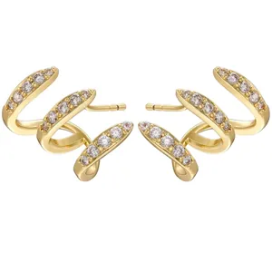 Orecchini a cerchio placcati oro 18K con micro pavé di zirconi e design a triplo artiglio