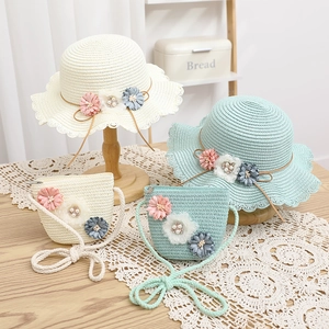 Dettaglio set cappello di paglia e borsa con fiori 3D per bambine in estate