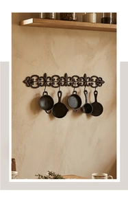 Décoration murale cuisine en fonte vintage avec barre ornée et cinq mini ustensiles