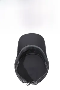 Détail du filet de ventilation et du cordon réglable sur la casquette militaire noire