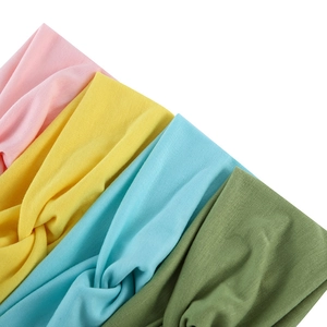 Detail von vier bunten elastischen Yoga-Stirnbändern in Pink, Gelb, Blau und Grün