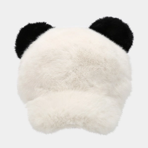 Dettaglio della consistenza in ecopelliccia e delle orecchie di panda sul cappello bianco