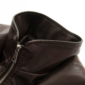 Gros plan détaillé d'une veste vintage en similicuir marron avec fermeture éclair en métal
