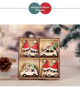 Détail de quatre voitures de Noël en bois avec cadeaux dans une boîte en bois quadrillée