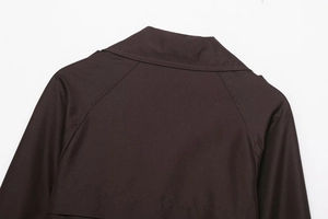 Detailansicht von Kragen und Rückennähten am braunen kurz geschnittenen Trenchcoat