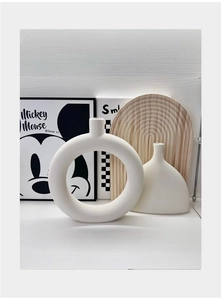 Detailansicht der mattweißen Keramikvasen mit moderner minimalistischer Ästhetik
