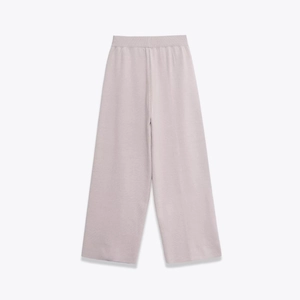 Détail du pantalon large en tricot lavande avec texture douce et taille élastique
