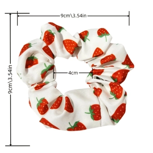 Chouchou blanc à motif fraise avec étiquettes de taille 9cm extérieur et 4cm intérieur