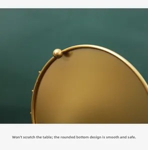 Detail eines mattgoldenen Metalltabletts mit runden Perlenfüßen zum Schutz der Oberfläche