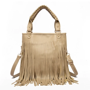 Borsa beige con nappe, manici a catena dorata e tracolla regolabile su sfondo bianco