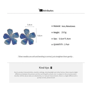 Detail of flower earrings with blue gradient rhinestones and specific size measurements