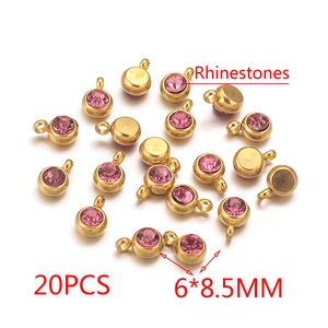 Vue détaillée de 20 pendentifs en cristal rose avec supports dorés de 6mm