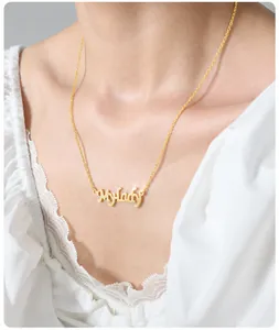 Dettaglio di una collana dorata con pendente My lady su una modella con pizzo bianco