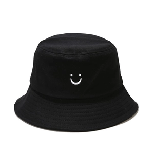 Chapeau bob en toile noire avec broderie smiley blanc sur fond blanc épuré pour été