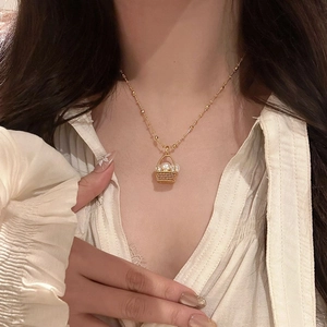 Élégant collier doré avec pendentif panier de perles et chaîne à billes fine