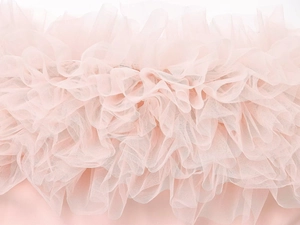 Makroaufnahme von rosa Tüll-Lagen mit weichen Texturen und Netzstruktur für Kleider