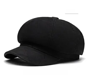 Detalle de gorra de repartidor negra en ante sintético con costuras geométricas
