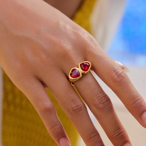 Anillo de acero inoxidable chapado en oro 18K con dos circonitas rojas de corazón