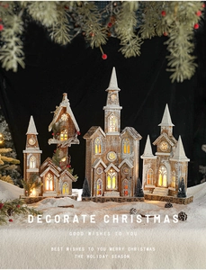 Détail de maisons de Noël en bois avec LED et lumière chaude sur un fond de neige