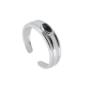 Détail du Ear Cuff en argent avec pierre noire ovale et texture métallique brossée