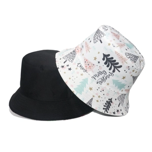 Cappello a secchiello reversibile con lato nero e stampa natalizia bianca con testo Merry Christmas