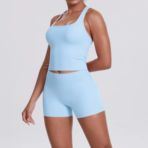 Détail du soutien-gorge de sport dos nageur bleu clair et du short moulant taille haute