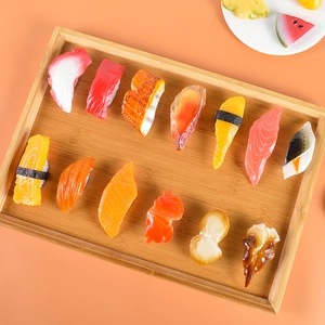 Ensemble de sushis réalistes avec saumon et crevettes sur un plateau en bambou