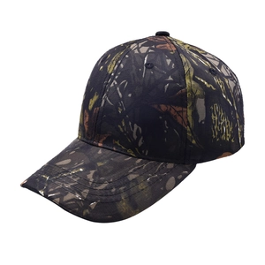 Dettaglio del cappellino da baseball mimetico con motivo foresta e cuciture della visiera