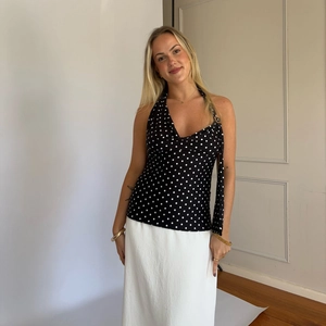 Haut débardeur à pois avec col en V et taille cintrée pour un style d'été rétro