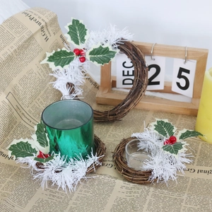 Couronne de bougie de Noël avec baies rouges et feuilles vertes sur journal vintage
