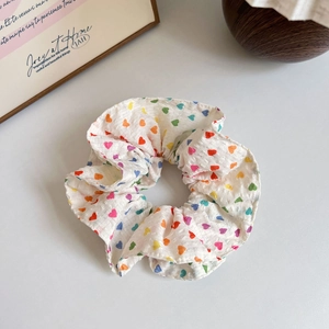 Scrunchie bianco con motivi a cuori colorati e tessuto strutturato per lo stile estivo