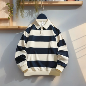 Détail du polo rayé bleu marine et beige avec col à deux boutons et poignets côtelés