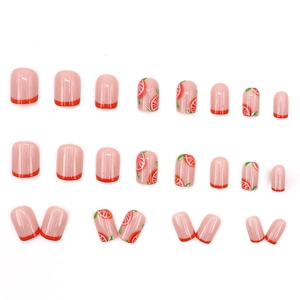 Faux ongles French avec motifs orange et pointes rouges sur un ensemble de 24 pièces