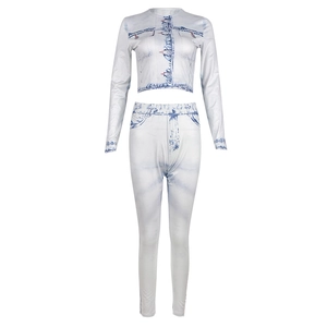 Détail de l'ensemble deux pièces avec haut court à manches longues et pantalon denim