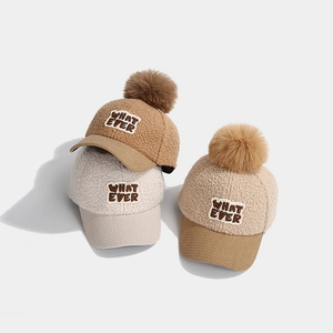 Detail von Winter-Baseballkappen mit Bommel und 'WHAT EVER' Stickerei aus Fleece
