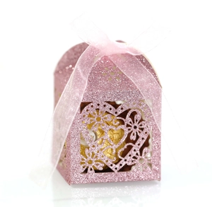 Détails de boîte cadeau en papier rose pailleté avec motif cœur découpé au laser