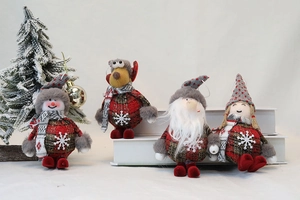 Vue détaillée de quatre poupées de Noël en peluche avec Père Noël et petit renne