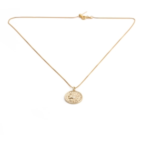 Collier doré vintage avec pendentif portrait en relief sur fond blanc immaculé
