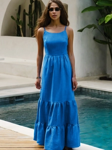 Robe longue à volants bleu Klein avec fines bretelles et dos nu pour un style vacances