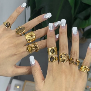 Detailansicht der Vintage-Ringe mit Tigerauge-Stein in vergoldetem Edelstahlgehäuse