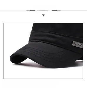 Détail de la casquette militaire noire avec plaque logo métallique et coutures renforcées