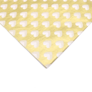 Details von goldenem Seidenpapier mit weißen Herzmustern für Geschenkverpackungen