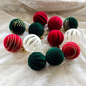 Lot de 12 boules de Noël en velours rouge vert et blanc avec des motifs dorés scintillants