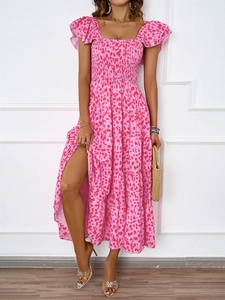Détails de la robe d'été rose à imprimé léopard avec manches à volants et fente haute