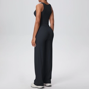 Dettaglio del retro a vogatore e dei pantaloni yoga a gamba larga a vita alta neri